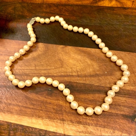 Vintage Signed MONET Ivory Pearl Strand Necklace - Picture 2 of 6